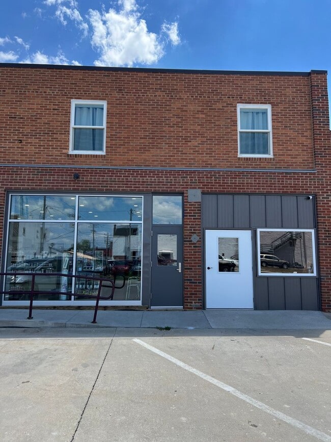 Building Photo - 208 E Franklin St