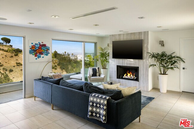 Foto del edificio - 8540 Hillside Ave