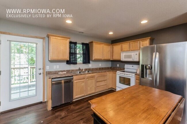 Building Photo - GREAT LOCATION!! 2 Bedroom, 2.5 Bathroom T...