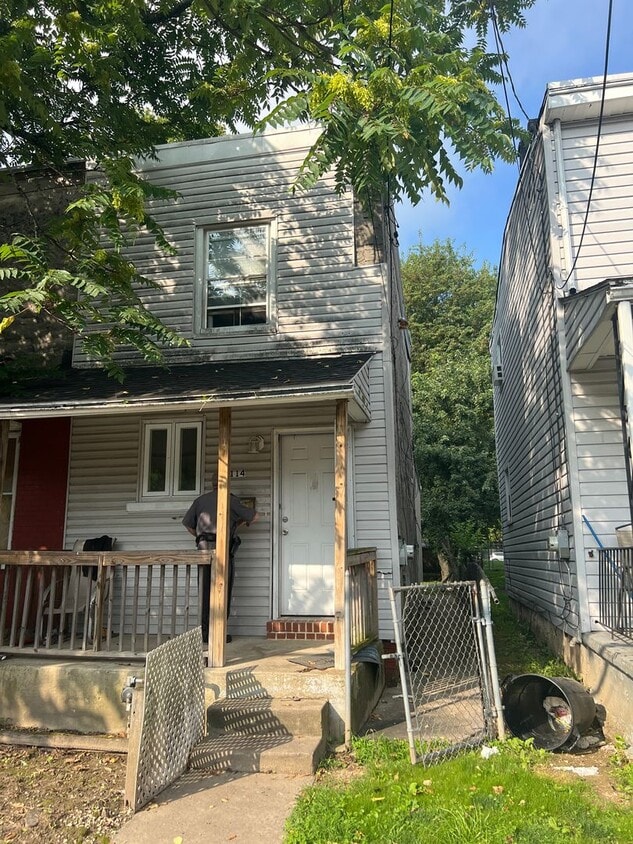 Foto principal - 2 Bed Row Home- Chester, PA
