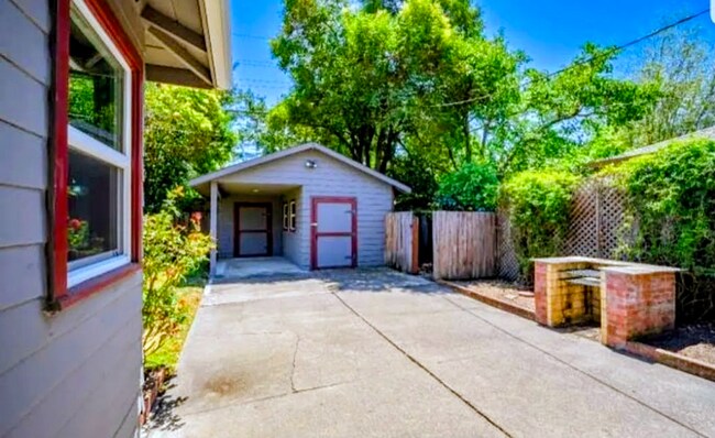 Building Photo - 2732 Village Side Dr