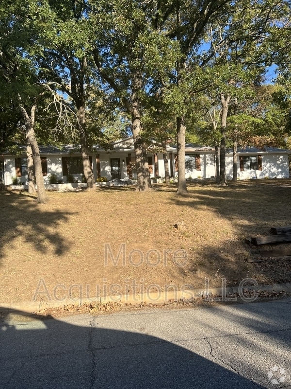 Building Photo - 3601 Oakwood Dr
