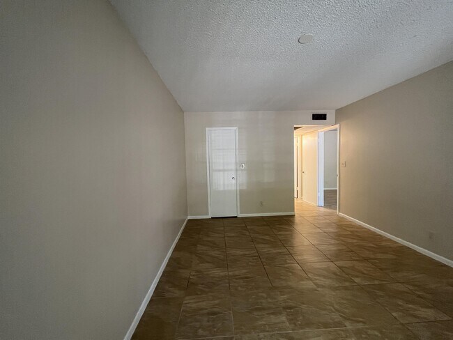 Foto del edificio - 4021 N University Dr