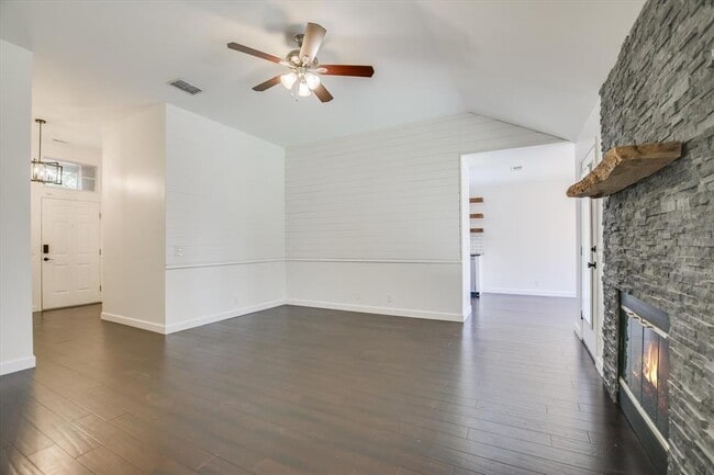 Building Photo - 906 Iris Dr