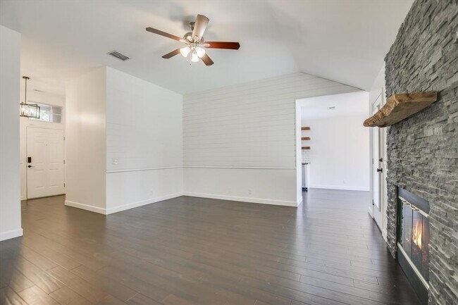 Foto del edificio - 906 Iris Dr