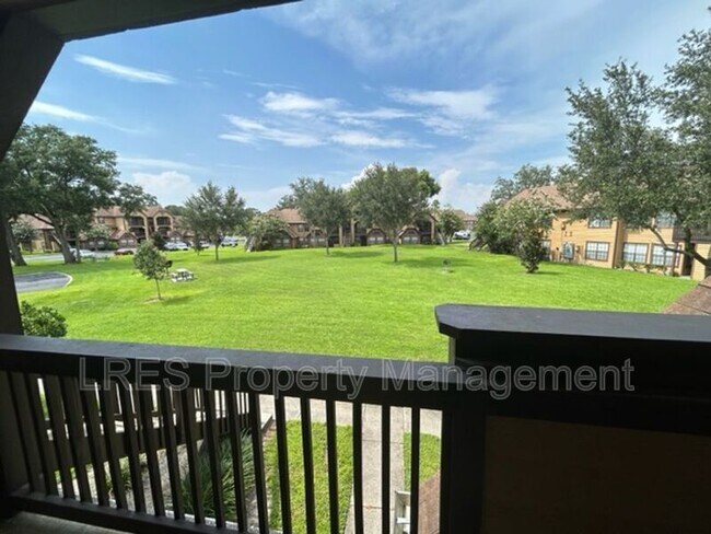 Foto del edificio - 380 Lakepointe Dr