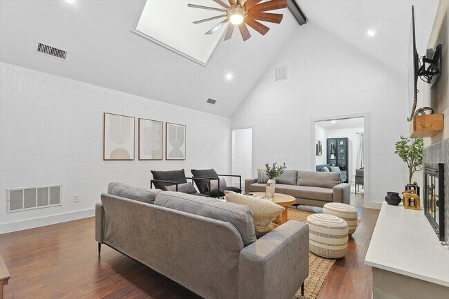 Foto del edificio - 2420 Vista Glen Ln