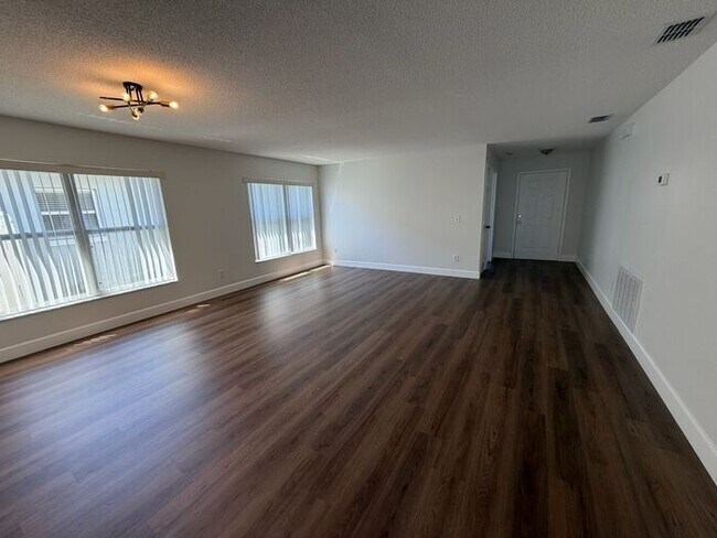 Foto del edificio - Great 4 Bedroom/2 Bathroom Home Available NOW!