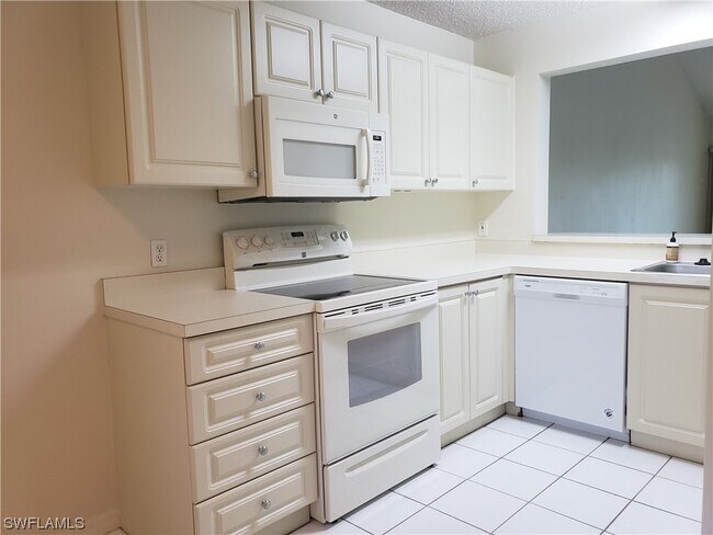 Foto del edificio - 240 Timber Lake Cir