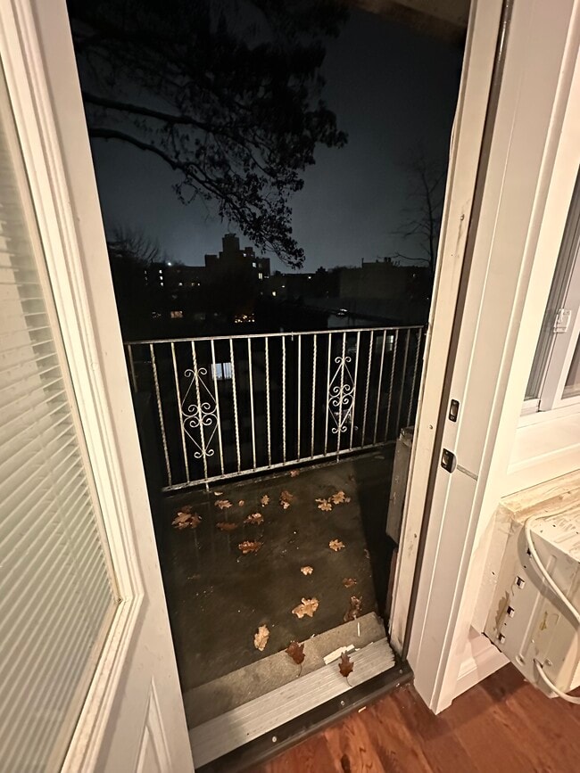 Foto del edificio - 14146 Pershing Cres