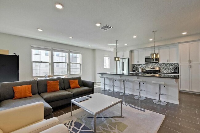 Foto del edificio - Spacious 4 bedrooms 4.5 bath town home for...