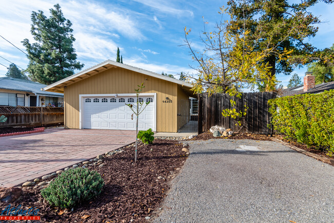 Building Photo - 14355 La Rinconada Dr