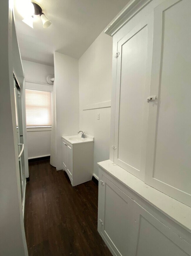 Foto del edificio - Two Bed, One Bath Apartment Located Downtown