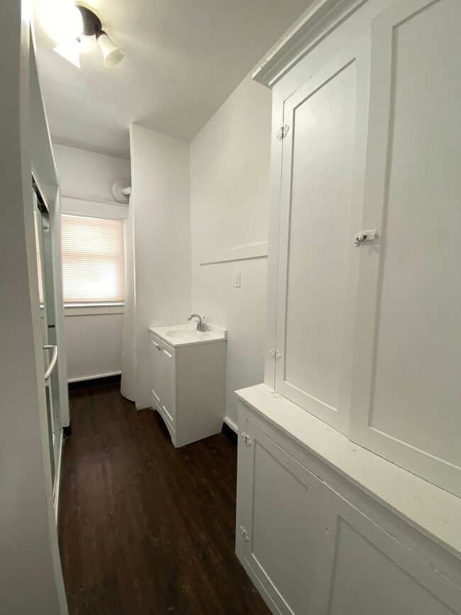 Building Photo - Two Bed, One Bath Apartment Located Downtown