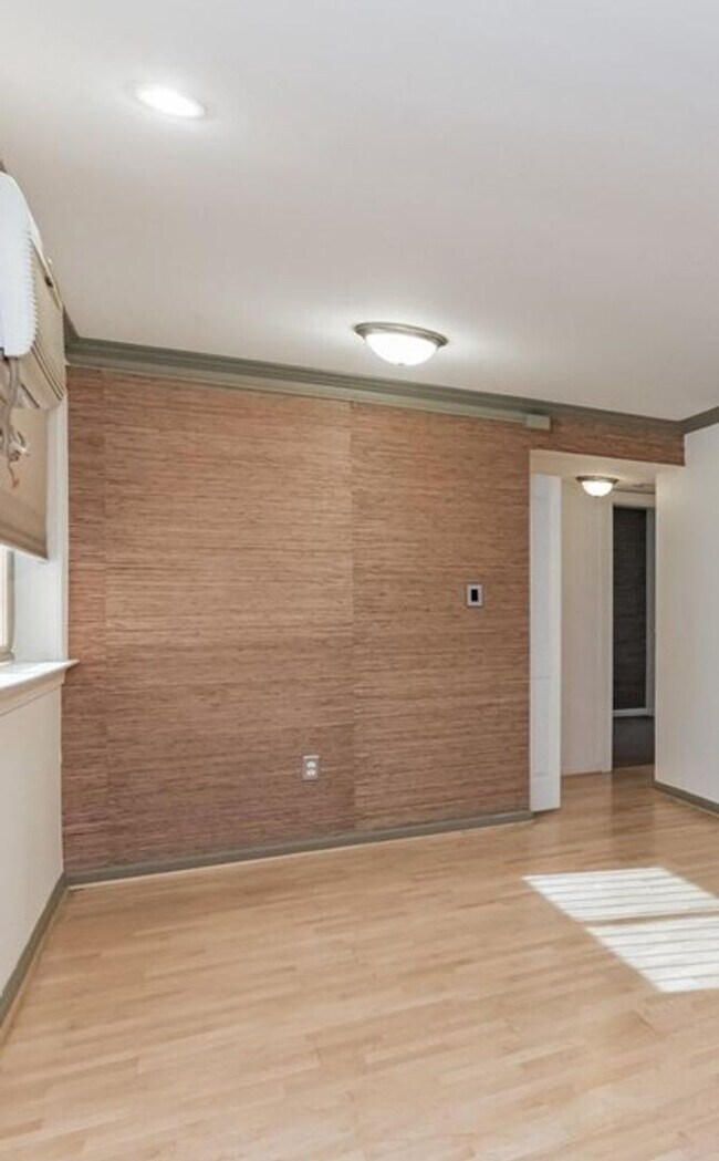 Foto del edificio - Modern 2-Bedroom Apartment with In-Unit La...