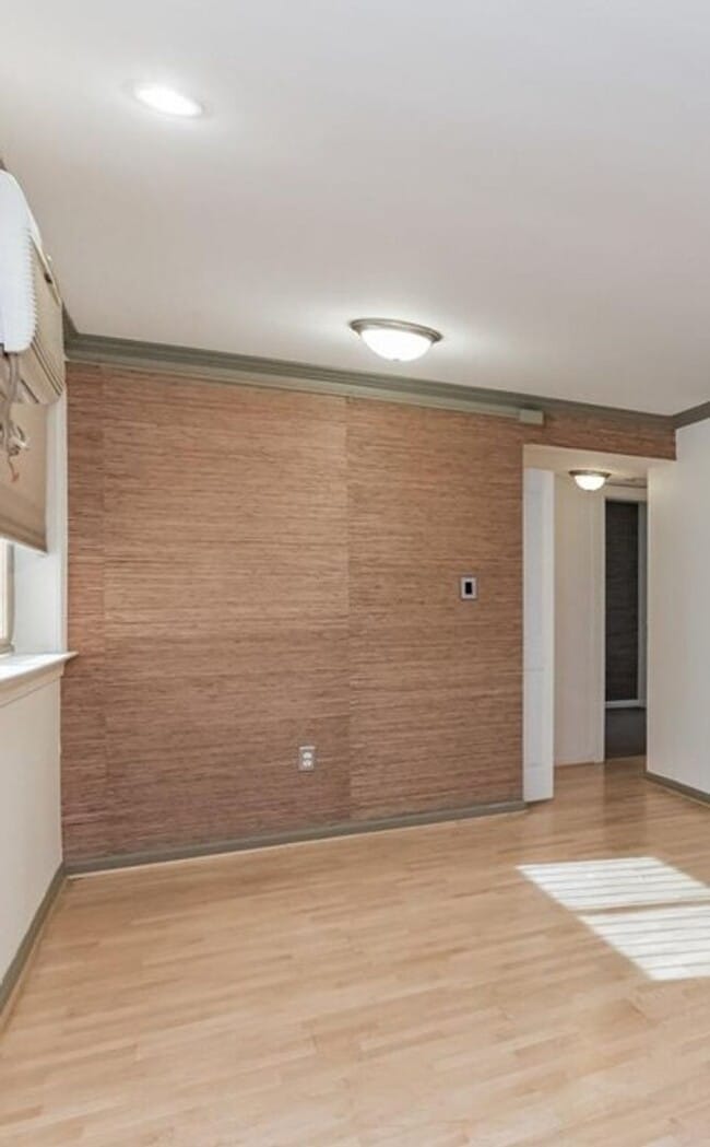 Building Photo - Modern 2-Bedroom Apartment with In-Unit La...