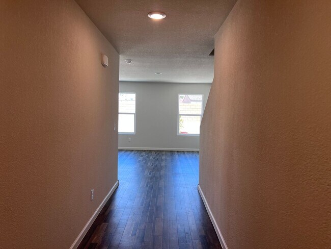 Foto del edificio - Near New 3BR with All Appliances close to ...