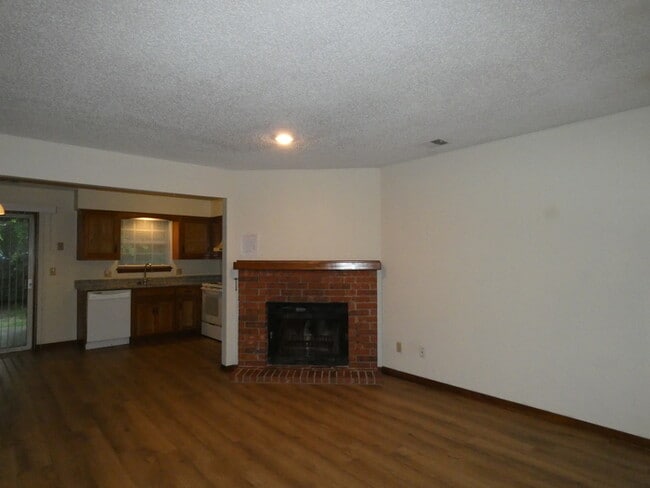 Building Photo - Beautiful Updated TownHome in Park Hill Sc...