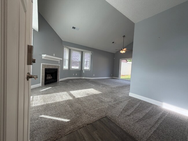Foto del edificio - 120 Gateway Ln