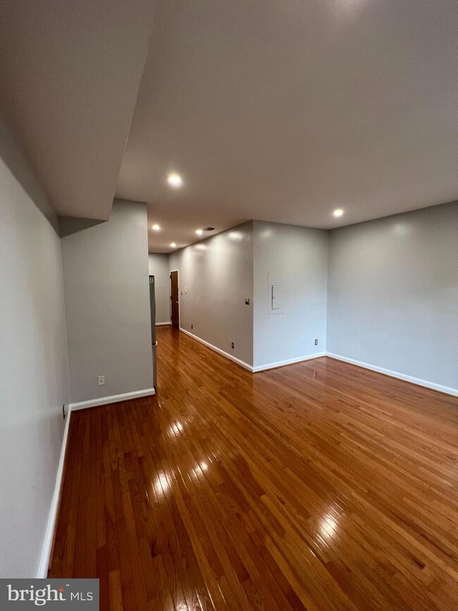 Building Photo - 1362 Kenyon St NW