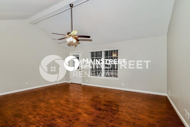 Building Photo - 3 Bedroom Pet-Friendly Home in Louisville, KY with Main Street Renewal