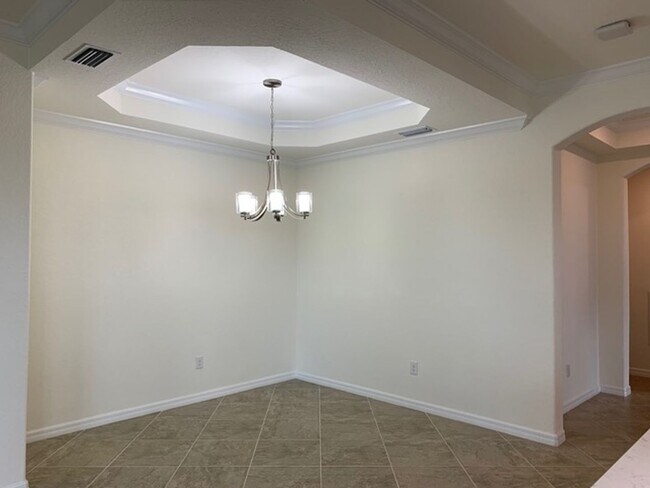 Foto del edificio - JUST LISTED! -3/2 COACH HOME  - COUNTRY CLUB EAST  - NICE!!