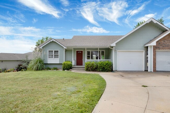 Building Photo - Large town house for rent!