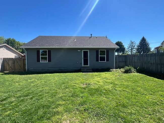 Building Photo - 3 bed 1 bath with huge backyard