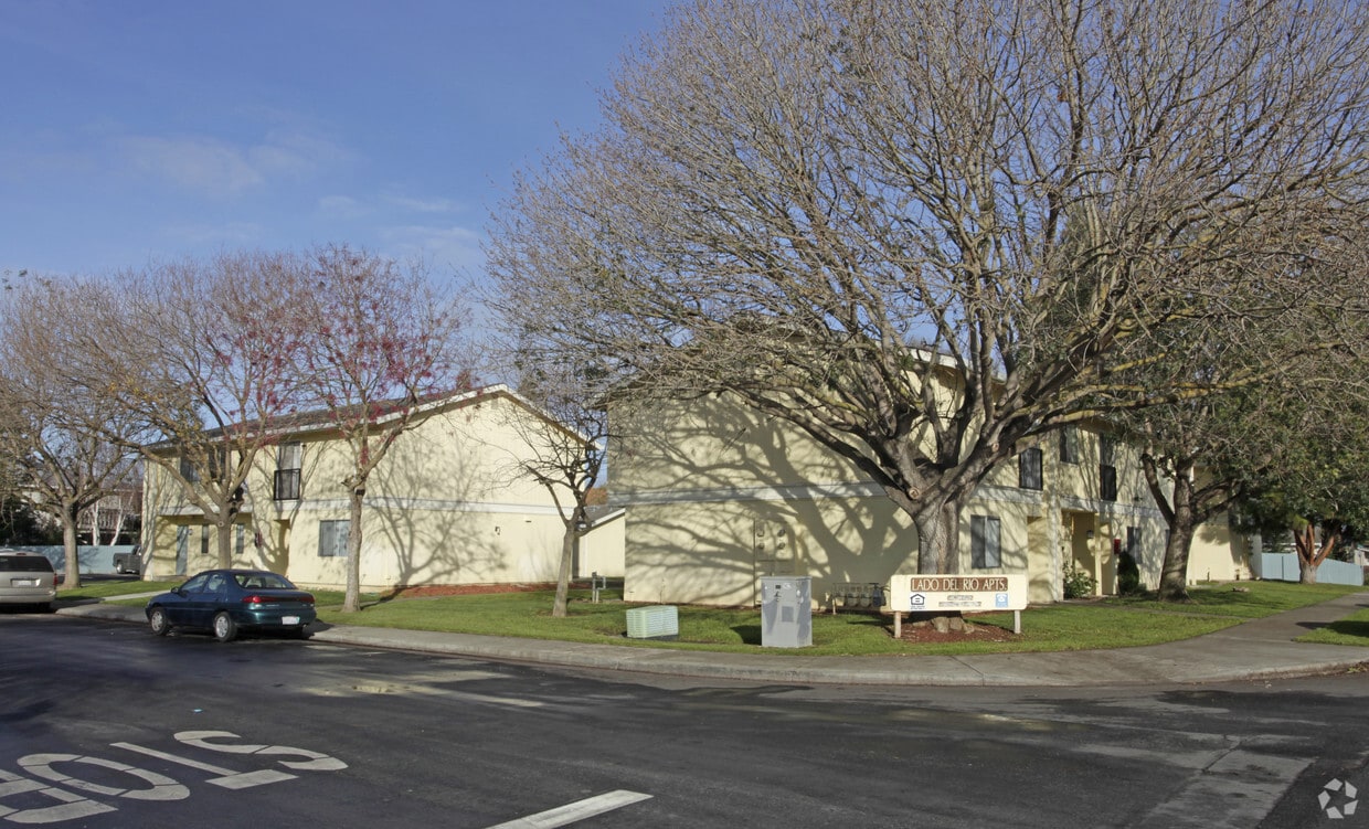 Building Photo - Lado Del Rio Apts