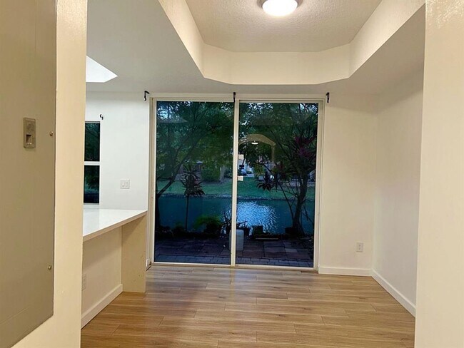 Foto del edificio - 4929 Tradewinds Ter