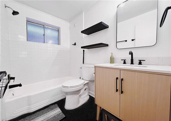 Building Photo - 91 Rumson Way NE