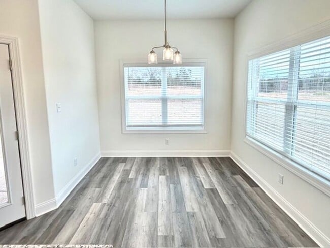 Foto del edificio - Now Leasing a Brand New 5-Bedroom 3 Bath Home in Oakland