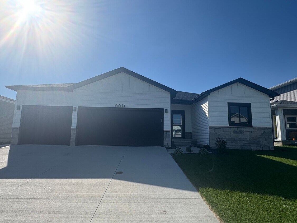 Primary Photo - 5 bedroom 3 bath in SW Lincoln