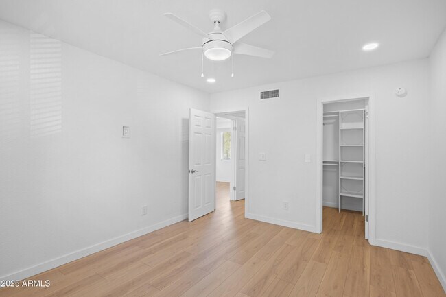 Foto del edificio - 4444 E Paradise Village Pkwy N