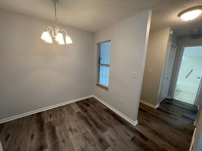 Building Photo - Taylors - Updated & Spacious 2BR/2BA Condo...