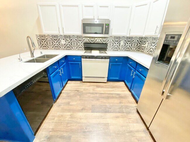 Foto del edificio - STUNNING 2 BEDROOM 2 FULL BATHS 2 CAR ATTA...