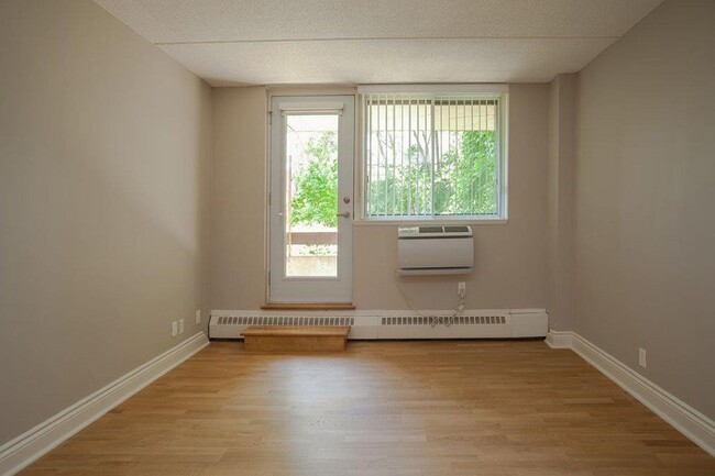Building Photo - 4800 Maisonneuve Blvd W
