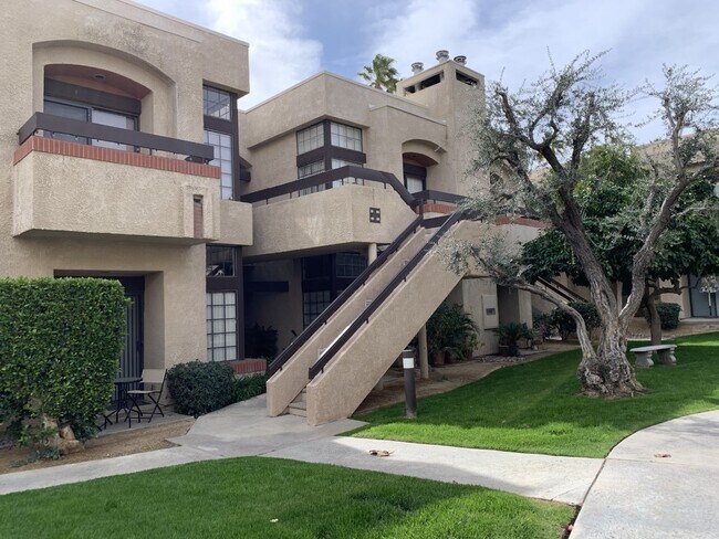 Número #81 a la izquierda - 2601 S Broadmoor Dr