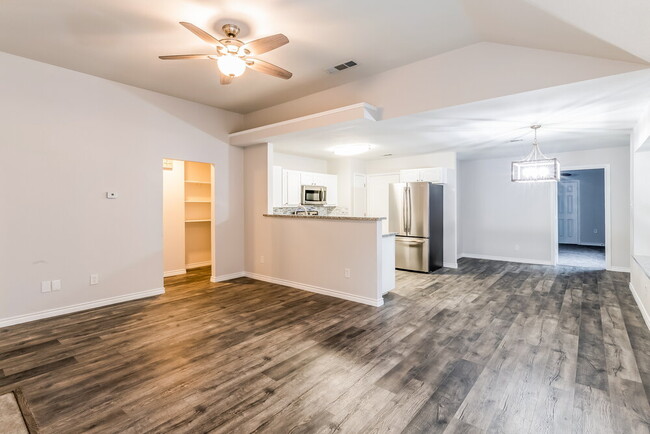 Building Photo - 522 Chancellorsville Dr