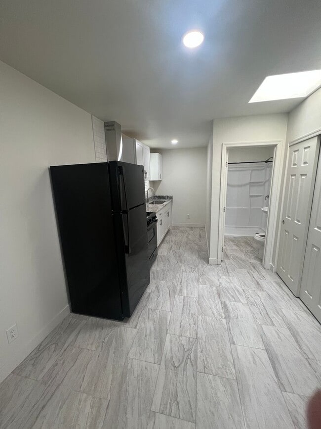 Foto del edificio - Recently Remodeled-Charming & Cozy Studio Apt.