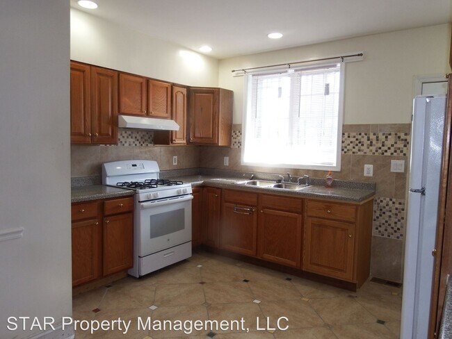 Building Photo - 3 br, 3.5 bath House - 2015 East North Ave.