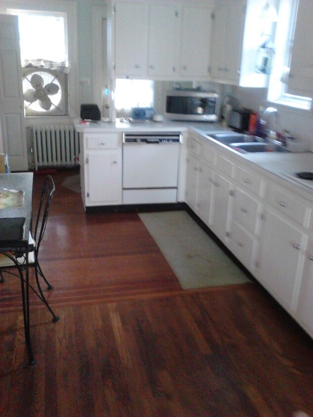 kitchen area - 298 Greens Farms Rd