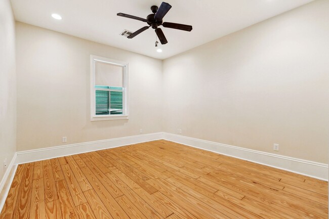Building Photo - Beautiful 3 Bedroom Home Steps from Yulman...