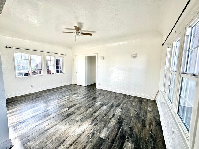 Building Photo - Mid-City Top Floor 2 Bedroom 1 Bath Gem