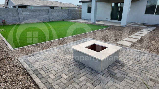 Foto del edificio - 760 Riparian Dr