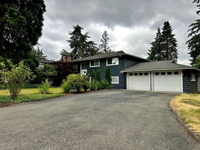 Building Photo - Fully Remodeled, Partially Furnished 4BR/3...