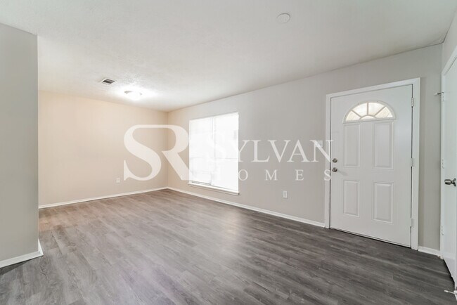 Building Photo - One-level living in this 3 BR, 2 BA home