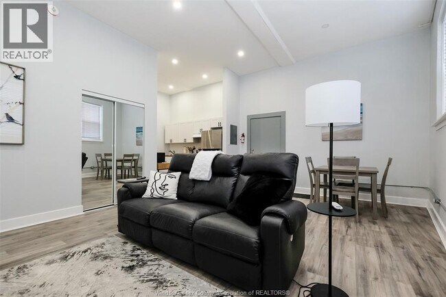 Photo du bâtiment - 493 University Ave W