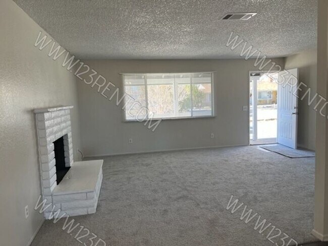 Building Photo - LAKE LOS ANGELES 3BD/2BATH HOUSE