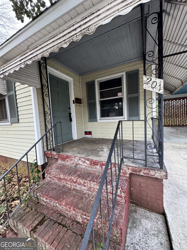 Building Photo - 201 Meadowdale Dr